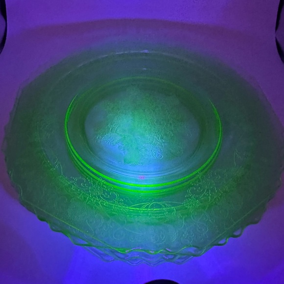Set of 4. Hazel-Atlas Dinner Plates Green Depression glass Uranium Vintage - Picture 1 of 7